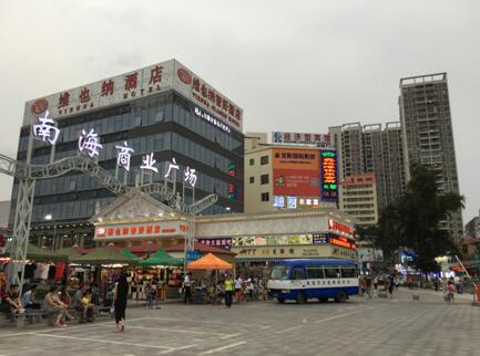科能全自動(dòng)洗地吸干機進(jìn)駐東南海百貨商場(chǎng)(圖1) 科能全自動(dòng)洗地吸干機進(jìn)駐東南海百貨商場(chǎng)(圖1)