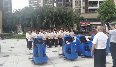 瀾潔駕駛式洗地機 隆越清潔與潔臣士強強聯(lián)手合作(圖3)