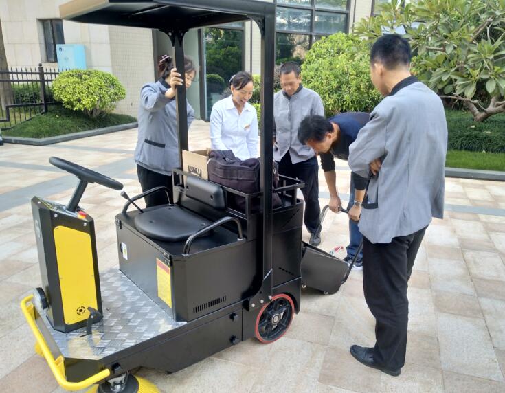 深圳駕駛式掃地車(chē)