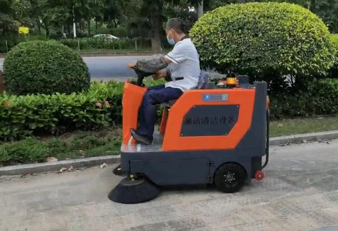 深圳駕駛式掃地車(chē) 一文800字告訴你如何選擇「手推式」還是「駕駛式」掃地機(圖6)