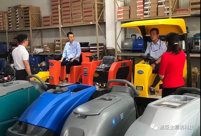 駕駛式掃地車(chē)廠(chǎng)家 一款合格的電動(dòng)掃地車(chē)給您帶來(lái)無(wú)憂(yōu)的清潔體驗(圖1)