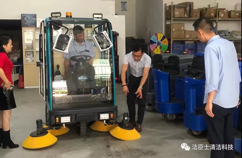 工業(yè)掃地機 一款合格的電動(dòng)掃地車(chē)給您帶來(lái)無(wú)憂(yōu)的清潔體驗(圖2)