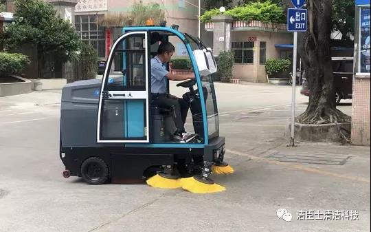 廣場(chǎng)清掃車(chē) 一款合格的電動(dòng)掃地車(chē)給您帶來(lái)無(wú)憂(yōu)的清潔體驗(圖4)